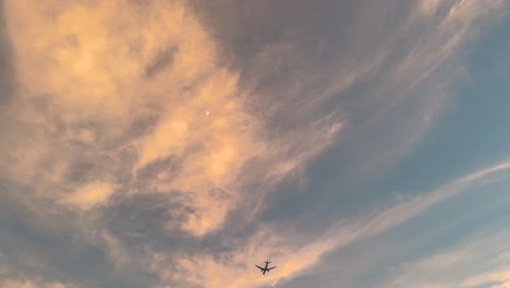 Flugzeug-Passiert-Den-Mond-Durch-Rosafarbene-Wolke