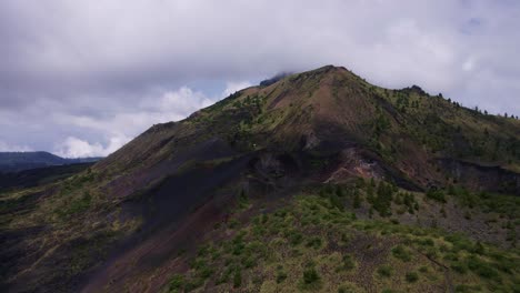 Vuelo-Sobre-El-Monte-Batur-Volcánico-Con-Cielo-Nublado-En-Bali,-Indonesia