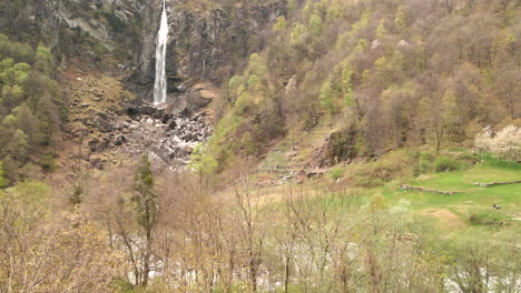 Cascada-De-Foroglio-Desde-El-Valle-Colgante-De-Bavona,-Al-Norte-De-Locarno-En-El-Sur-De-Suiza