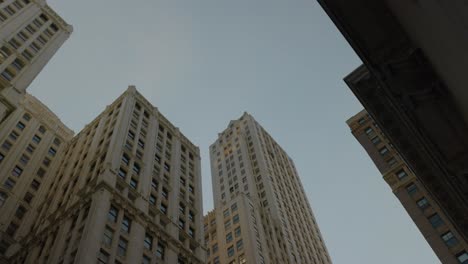 Blick-Aus-Der-Würmerperspektive-Auf-Die-Hohen-Wolkenkratzer-Von-Chicago