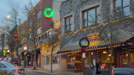 Restaurant-Decorated-With-Christmas-Ornaments-And-Lights-At-Dusk-In-Downtown-Ashland,-Oregon