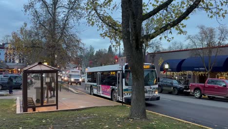 People-Getting-Off-The-Bus-In-Downtown-Of-Ashland-During-Sunset-In-Oregon,-USA