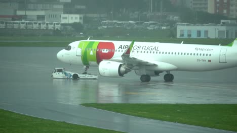 Toque-El-Avión-De-Aire-De-La-Aerolínea-Portuguesa-Que-Grava-Las-Unidades-En-El-Aeropuerto-De-Lisboa-Y-Se-Prepara-Para-La-Salida-Del-Viaje