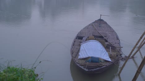 There-are-boats-tied-to-the-river-at-dawn-of-winter