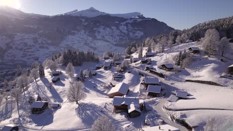 Einschieben-über-Terrassenweg-über-Verschneite-Häuser-Und-Bäume-In-Grindelwald,-Blick-Auf-Männliche