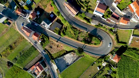 Fahrzeuge-Fahren-Auf-Kurviger-Autobahn-Durch-Häuser-Und-Felder