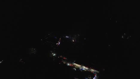 Antenne-In-Richtung-Blick-Auf-Die-Sterne-Des-Feuerwerks-Sind-Auf-Einem-Dunklen-Hintergrund-über-Vielen-Menschen-In-Mexiko-Stadt