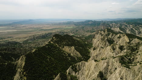 Zerklüftete-Sandsteinhügel-Mit-Blick-Auf-Die-Vashlovani-Steppe-In-Georgia
