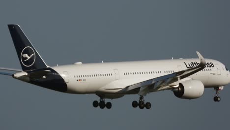 Nahaufnahme-Eines-Lufthansa-Flugzeugs-Auf-Dem-Weg-Zum-Internationalen-Flughafen-Von-Toronto,-Von-Hinten-Erschossen