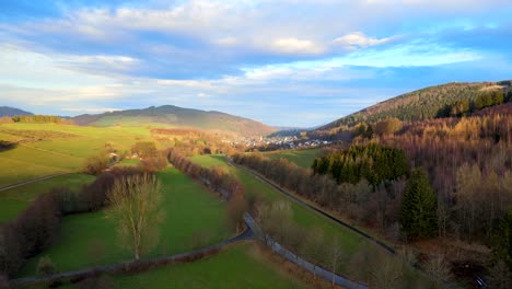 Frühmorgendliche-Luftaufnahme-Der-Majestätischen-Landschaft-Von-Bruchhausen-An-Den-Steinen