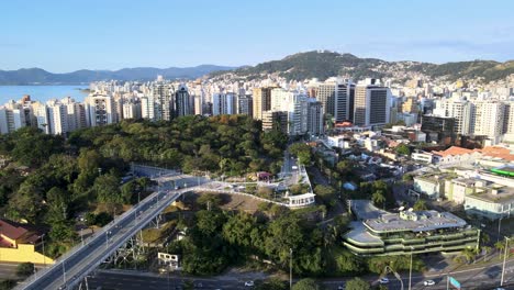 Drone-aerial-scene-of-Hercílio-Luz-bridge-and-Parque-da-luz-with-large-urban-center-of-the-capital-of-Santa-Catarina-architecture-and-urbanism-in-capitals-with-urban-fabric-vehicle-traffic-on-roads