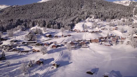 Empujando-En-Terrassenweg-En-Snowy-Grindelwald-En-Los-Alpes-Suizos