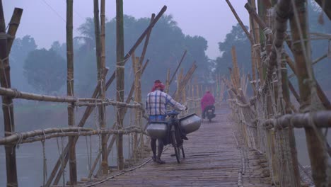 Im-Winter-Wird-Aufgrund-Der-Wasserknappheit-Eine-Bambusbrücke-Am-Fluss-Gebaut,-Durch-Die-Die-Menschen-Der-Ober--Und-Überstraße-Gehen