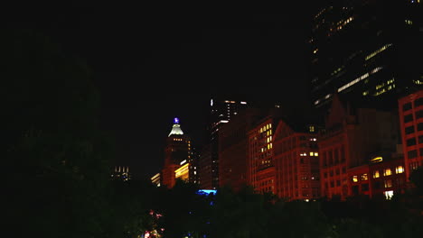 Hohe-Beleuchtete-Türme-Erhellen-Nachts-Die-Straßen-Von-Chicago