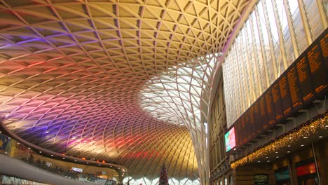 Techo-Geométrico-De-La-Estación-De-Tren-King&#39;s-Cross-En-Londres,-Reino-Unido