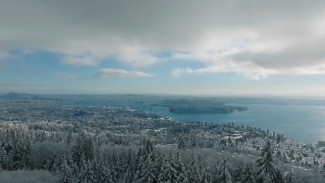 Atemberaubender,-Schneebedeckter-Vancouver-Wald-Mit-Weitem-Blick-Auf-Die-Stadt