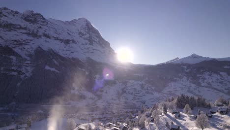Levantando-En-El-Nevado-Pueblo-De-Montaña-Grindelwald-Con-Una-Vista-Espectacular-Del-Monte-Eiger,-Suiza
