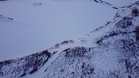Aufschlussreiche-Aufnahme-Der-Winterlichen-Prärie-Und-Des-Gebirgsflusses-In-Calgary