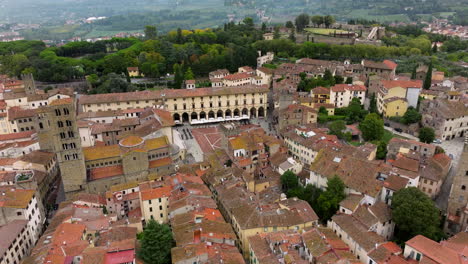 Panorama-De-La-Plaza-Medieval-Piazza-Grande-En-Arezzo,-Toscana-Oriental,-Italia