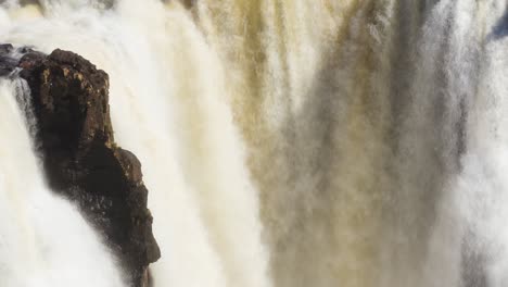 Majestätischer-Wasserfall-Im-Iguazú-Nationalpark-Zeitraffer-Nahaufnahme
