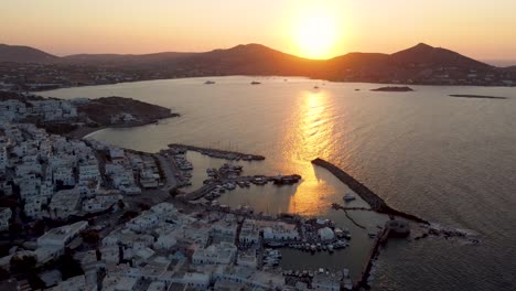 A-High-altitude-wide-shot-of-the-charming-Naoussa-village-on-the-island-of-Paros,-Greece