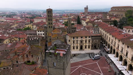 Piazza-Grande-Con-Iglesia-Medieval-Y-Edificios-En-Toscana,-Italia---Toma-Aérea-De-Drones