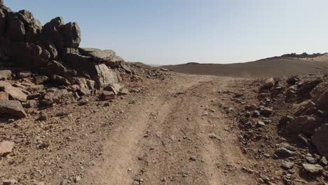 Pov-Fahren-über-Einen-Bergpass-In-Der-Wüste