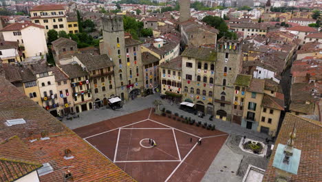 Piazza-Grande-Im-Zentrum-Der-Mittelalterlichen-Stadt-Arezzo-In-Der-Toskana,-Italien
