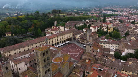 Vista-Aérea-Sobre-Piazza-Grande,-Plaza-Medieval-En-Arezzo,-Toscana,-Italia---Disparo-De-Drones