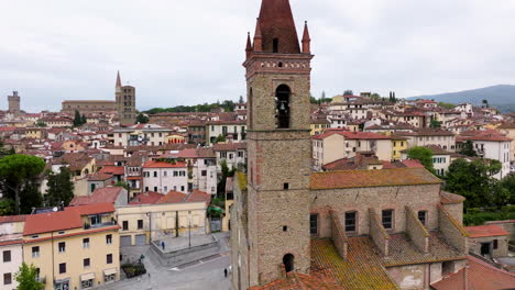Drone-Orbiting-On-Ancient-Campanile-In-Arezzo-Downtown,-Tuscany,-Italy