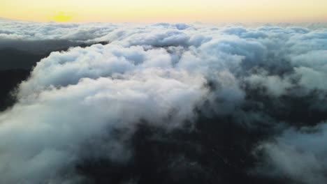 Atmosphärischer-Schuss-Von-Wolken-über-Dem-Anaga-gebirge-Spanien-Während-Des-Goldenen-Sonnenuntergangs