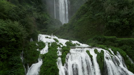 Marmore-Falls,-Künstliche-Wasserfälle-Inmitten-Grüner-Wälder-In-Umbrien,-Italien