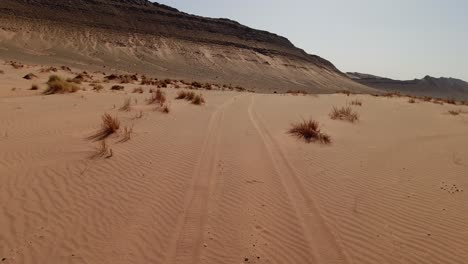 Fahrt-über-Eine-Kleine-Düne-In-Der-Wüste