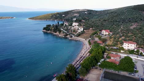Eine-Wunderschöne-Drohnenaufnahme-Eines-Strandes-In-Der-Nähe-Von-Volos,-Griechenland