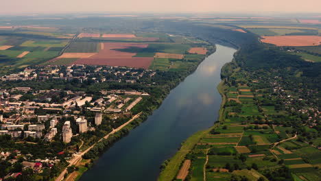 Luftdrohnenlandschaftsansicht-Des-Dnister-flusses,-Der-Durch-Eine-Stadt-Und-Eine-Landschaft-Fließt,-Moldawien
