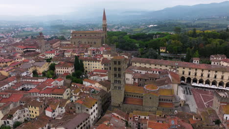 Luftaufnahme-über-Das-Historische-Zentrum-Von-Arezzo,-Toskana,-Italien