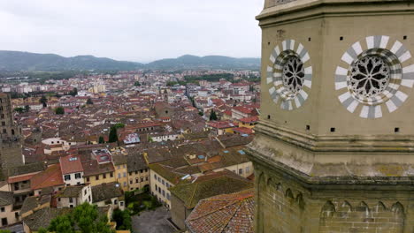 Luftaufnahme-Der-Stadt-Arezzo-In-Der-Toskana,-Italien---Drohnenaufnahme