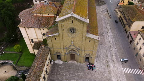 Aerial-Drone-View-Of-People-In-Front-Of-Arezzo-Cathedral-In-Arezzo,-Tuscany,-Italy
