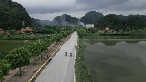 Disparo-De-Drones-De-Chicos-En-Motocicletas-En-La-Cordillera-De-Vietnam