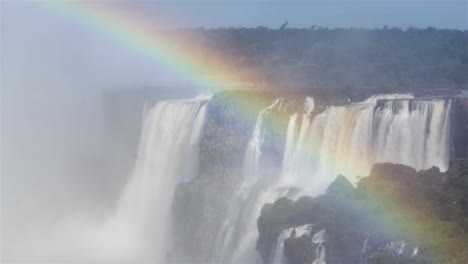 Zeitraffer-Iguazú-Fälle-Und-Ein-Regenbogen,-Der-Den-Rahmen-Von-Einer-Ecke-Zur-Anderen-überquert