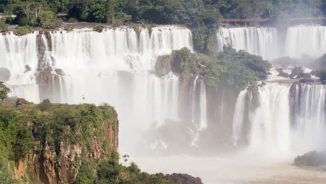 Blick-Auf-Die-Wasserfälle-Von-Iguazu-Und-Einen-Teil-Der-Insel-San-Martin-Im-Zeitraffer