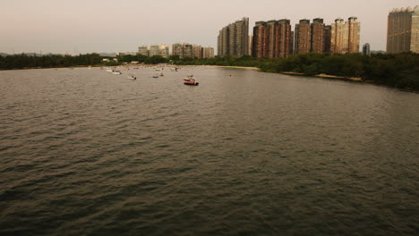 Drohnenansicht-Von-Booten-Am-Ufer-In-Hongkong-City,-China