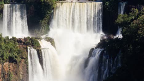 Leute-Nähern-Sich-Einem-Massiven-Wasserfall-aussichtspunkt-Im-Zeitraffer-Des-Iguazu-nationalparks