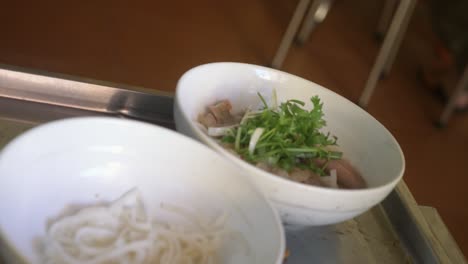 Zutaten,-Die-Für-Die-Traditionelle-Vietnamesische-Pho-Rindfleisch-Nudelsuppe-In-Einem-Lokalen-Restaurant-Hinzugefügt-Werden