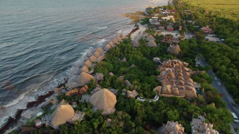 Kreisen-Um-Den-Panoramablick-Auf-Das-Azulik-Resort-In-Tulum-Mexiko-Im-Magischen-Goldenen-Licht-Des-Sonnenuntergangs-Mit-Wellen,-Die-Von-Der-Karibischen-Küste-Hereinbrechen