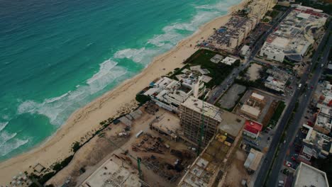Luftaufnahme-Des-Strandes-Und-Der-Stadt-In-Cancún,-Mexiko