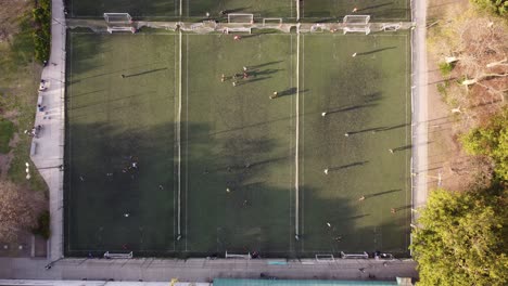 Timelapse-De-Personas-Jugando-En-Pequeños-Campos-De-Entrenamiento-De-Fútbol-Soccer