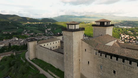 Fliegen-Sie-über-Die-Festung-Von-Spoleto-Mit-Panoramablick-Auf-Die-Stadt-In-Spoleto,-Umbrien,-Italien
