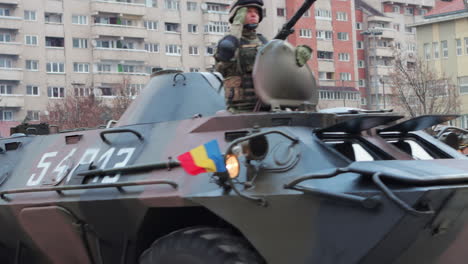 Militärischer-Gepanzerter-Panzer-Fährt-In-Der-Parade-Zum-Nationaltag,-Miercurea-Ciuc,-Rumänien
