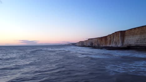 Sonnenuntergang-Drohne-Erschossen-Hohen-Kreidefelsen-Am-Meer-In-Brighton,-England
